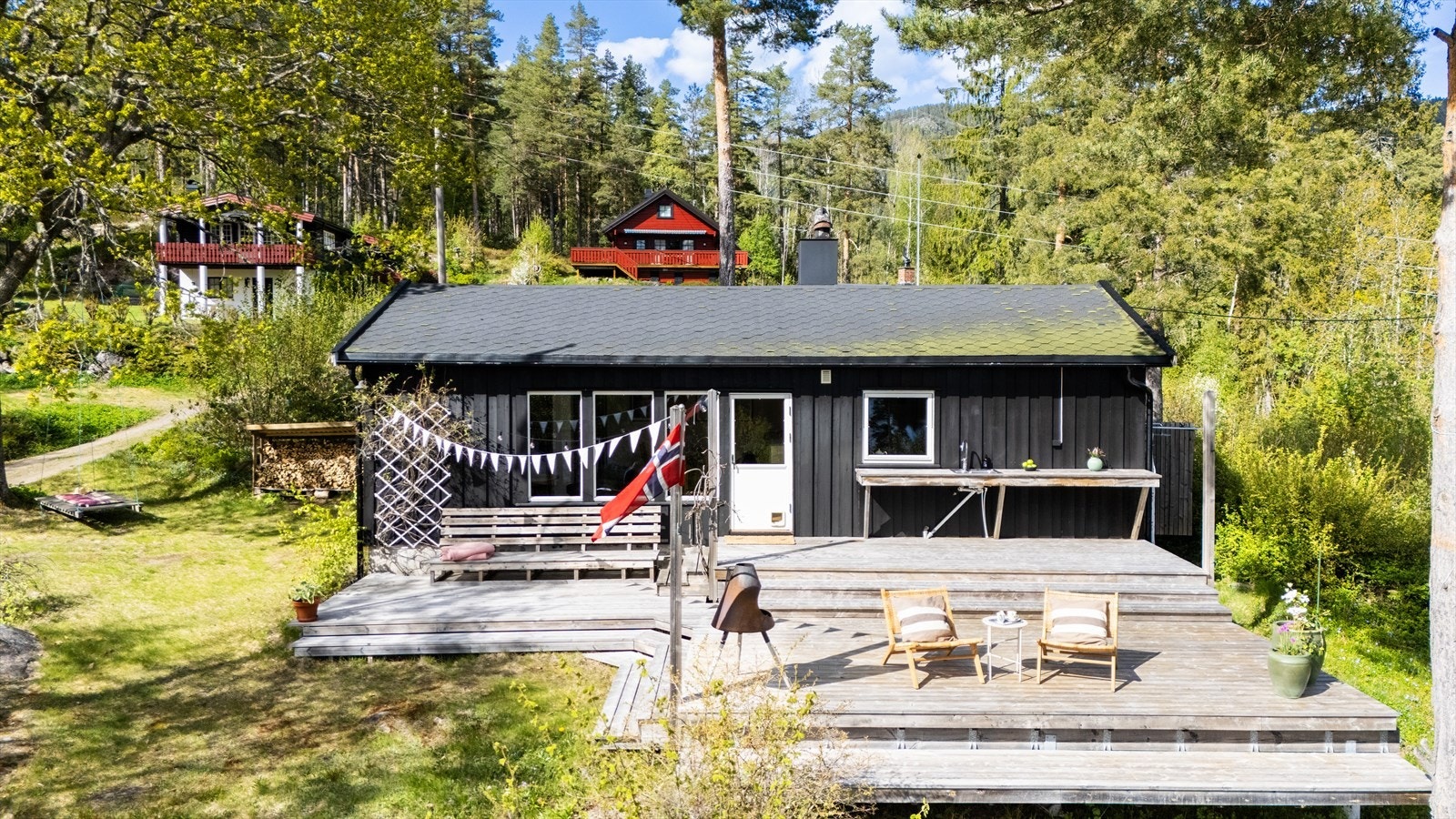 Eiendommen har bilvei helt frem og parkering på egen tomt. Galleribilde