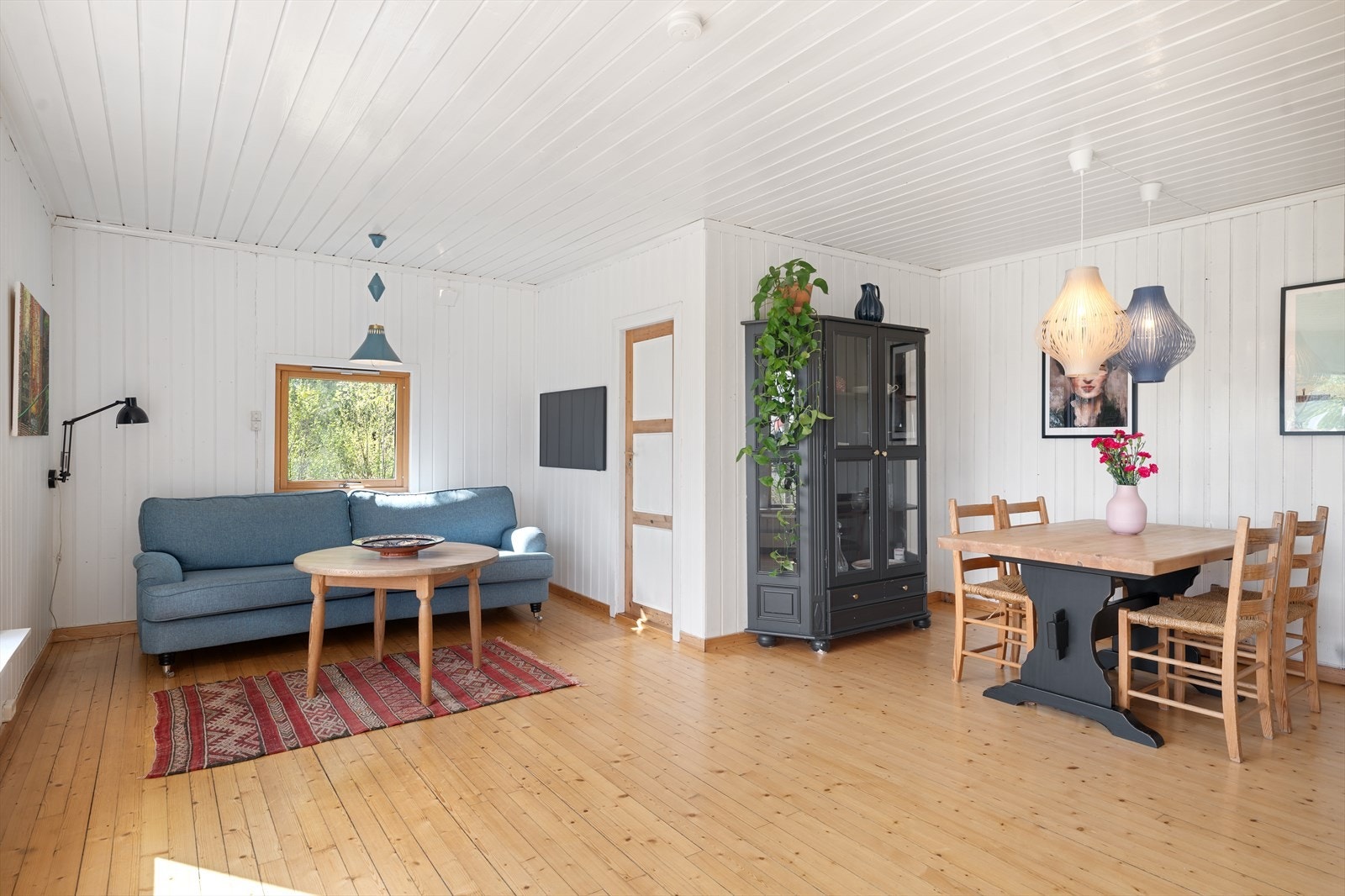 Stuen har lakkerte tregulv og panel på vegger og i tak, som skaper en lun og tradisjonell hytteatmosfære. Galleribilde