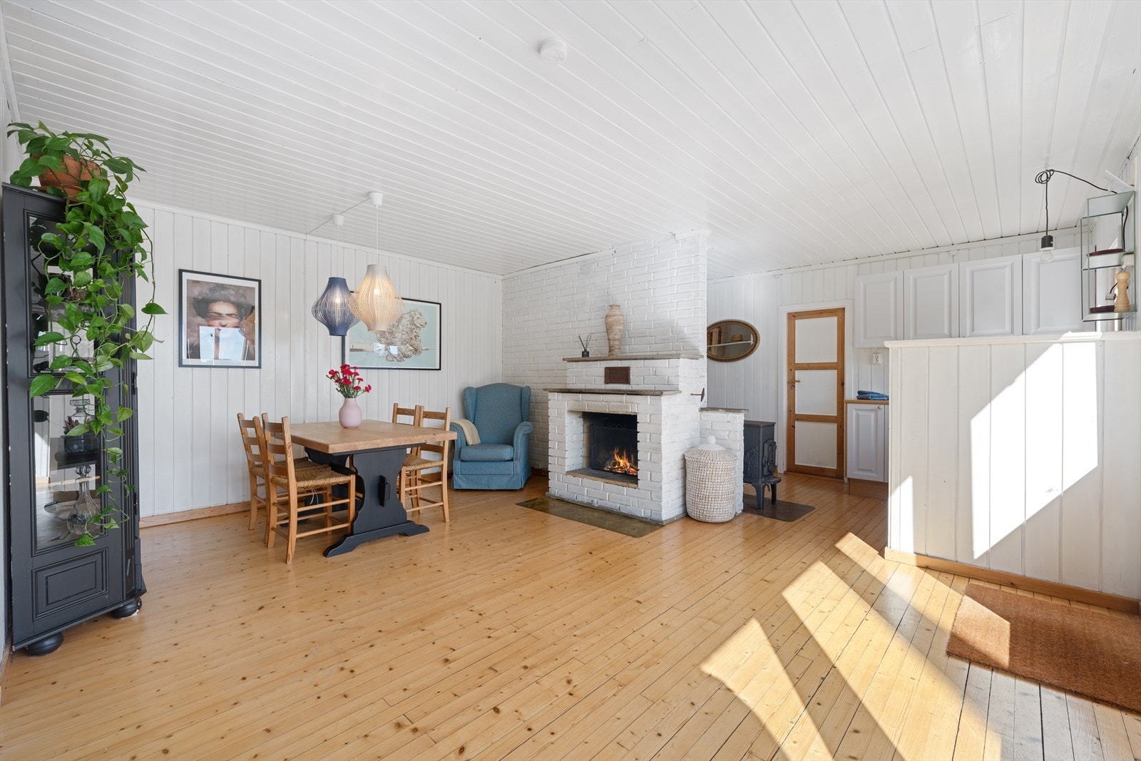 En åpen peis og en vedovn sørger for oppvarming i hytten. Galleribilde