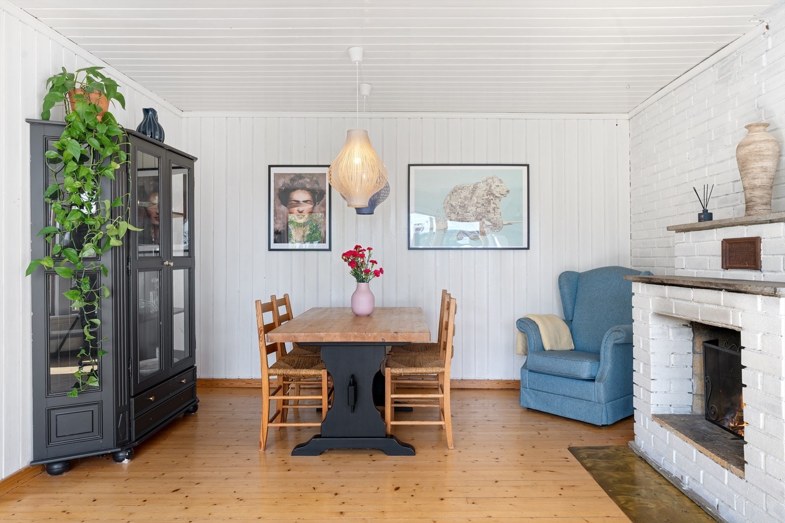 Spisestuen er plassert i tilknytning til både peisen og kjøkkenet. Galleribilde
