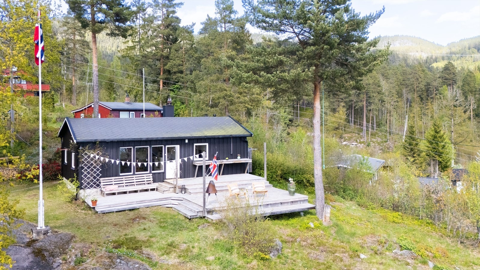 En stor terrasse og medfølgende båtplass (nr. 22) legger til rette for et aktivt hytteliv ved vannet. Galleribilde