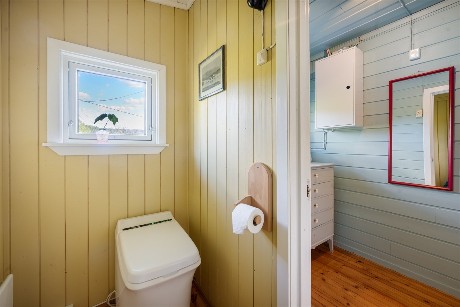 Toalettrommet er utstyrt med et moderne Cinderella forbrenningstoalett. Galleribilde