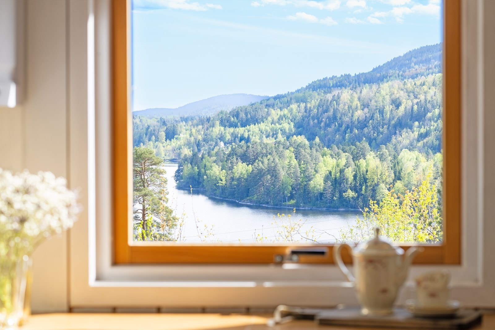 Fra kjøkkenvinduet er det fin, delvis utsikt ned mot Bergsvannet. Galleribilde