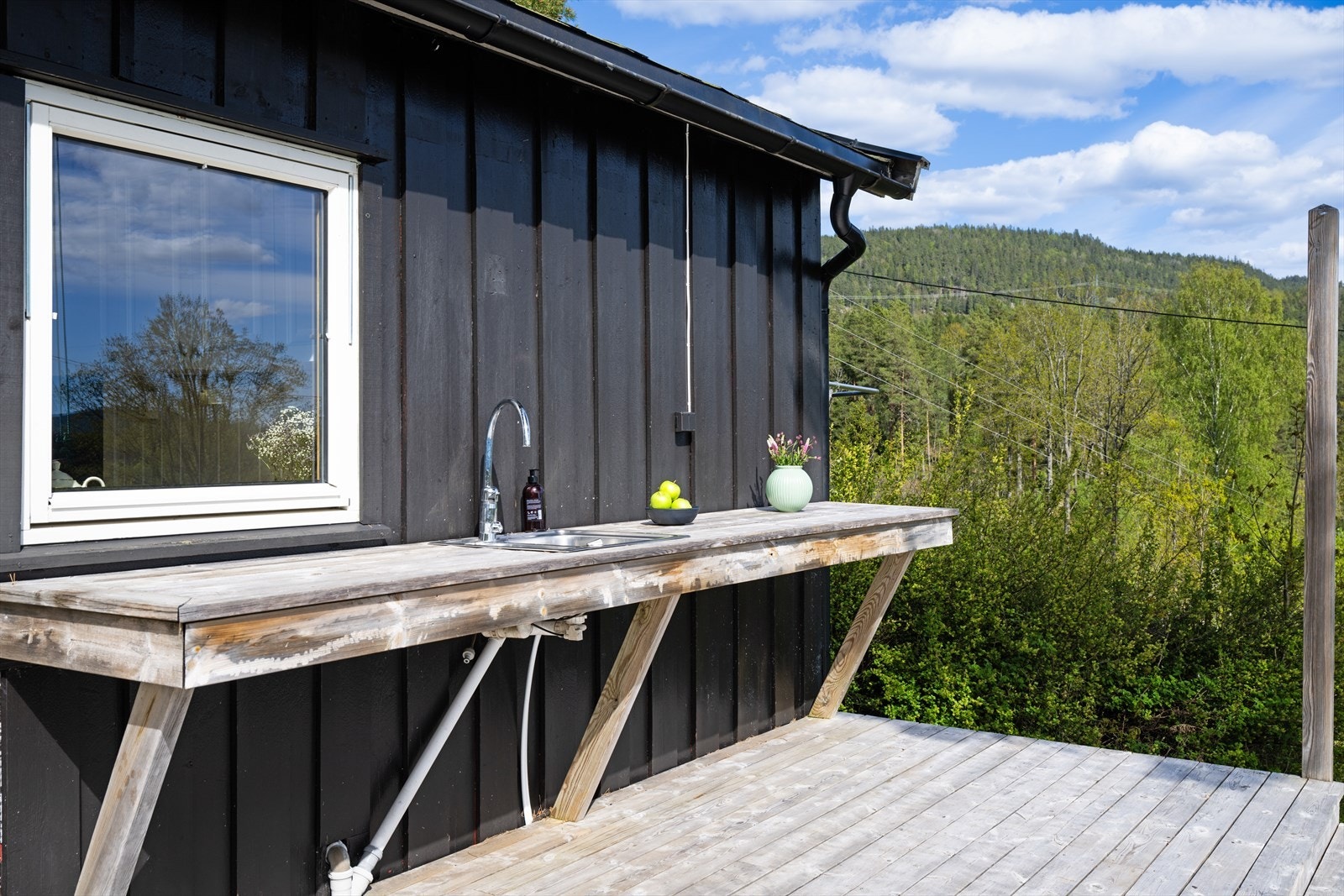 På terrassen er det tilrettelagt med en praktisk utslagsvask. Galleribilde