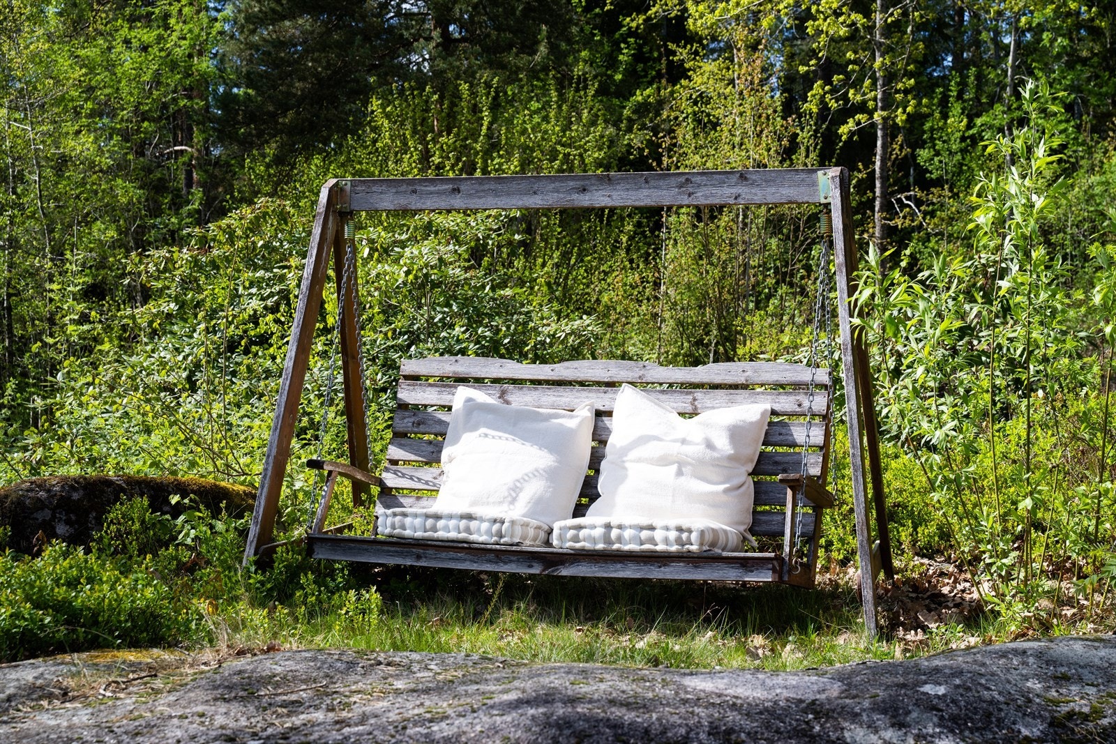 Den store naturtomten gir flere usjenerte og lune uteplasser. Galleribilde