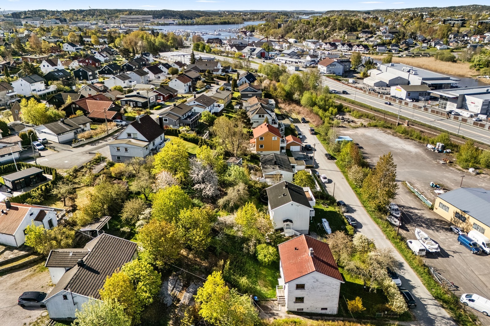 Fra eiendommen er det kort vei til både Trosvik skole og flere barnehager. - I bakgrunnen sees Vesterelva, Fjeldberg Marina og Kråkerøy/Sentrum Galleribilde