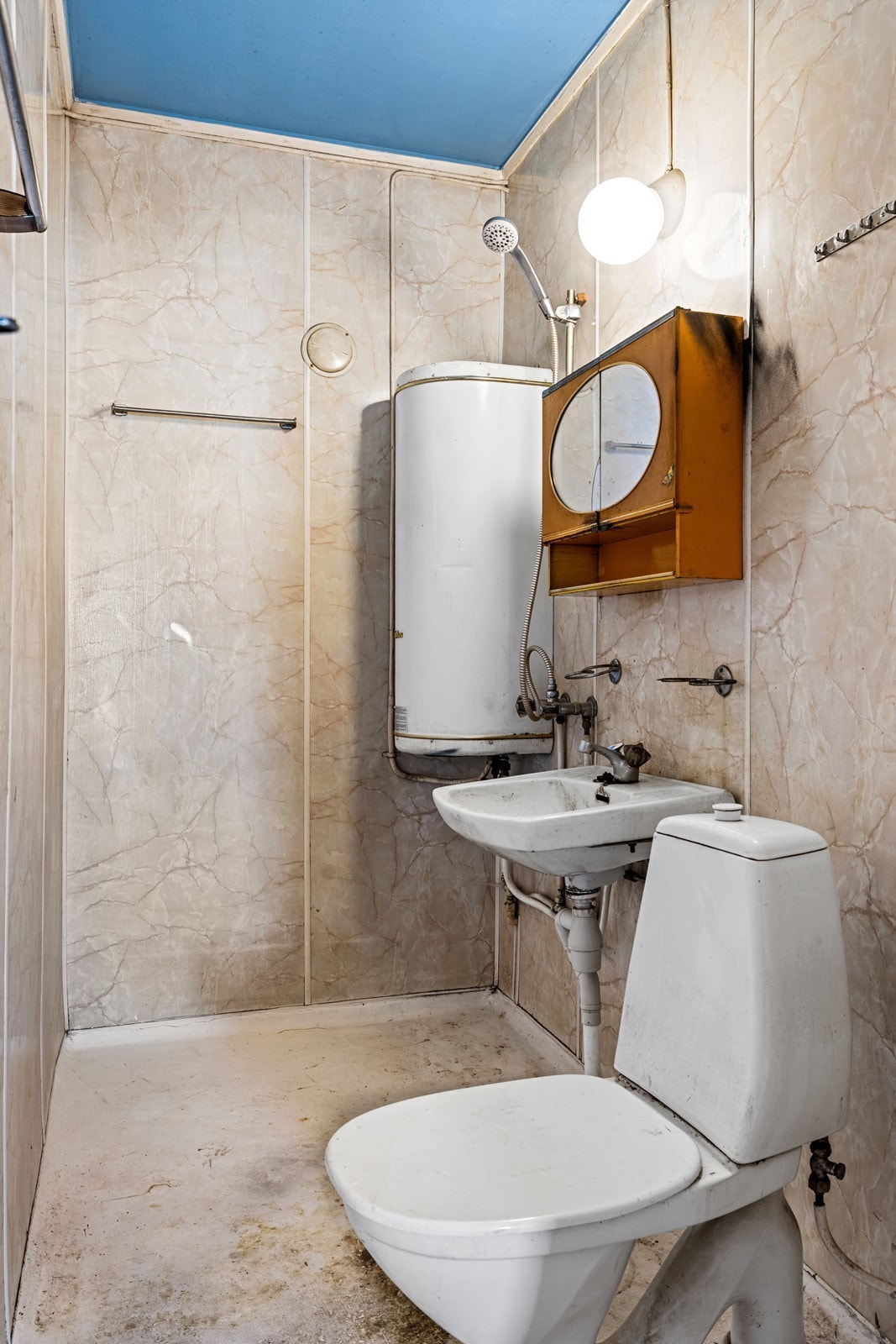 Badet i første etasje er utstyrt med toalett, servant og dusjhjørne. Overflater med baderomsplater og belegg. Galleribilde