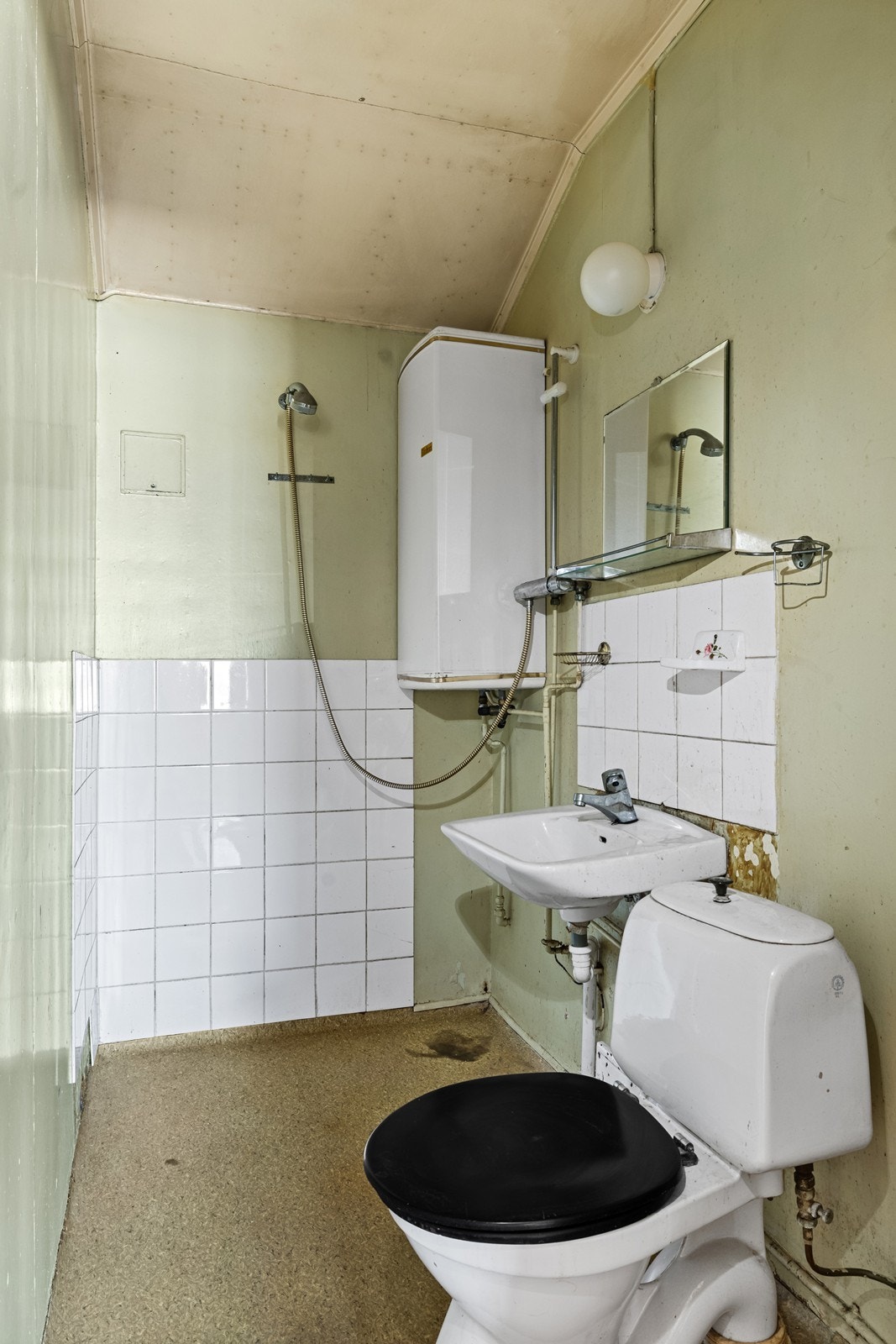 Badet i andre etasje har belegg på gulv, samt fliser og malte flater på vegg. Galleribilde