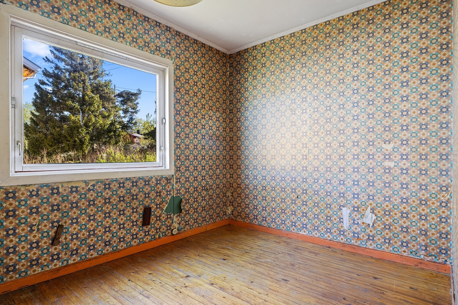 Soverom i første etasje med originale furuplankgulv. Galleribilde