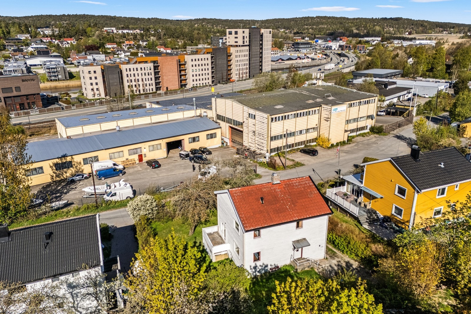 Eiendommen ligger på Trosvik, et område preget av eneboliger, næring og med innfartsåra (RV110) og jernbanen og Seutelva i bakgrunnen Galleribilde