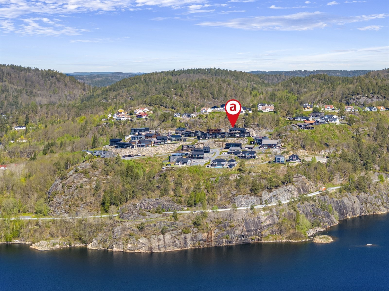 Boligfeltet er svært sentralt, ca. 17 minutter å gå fra sentrum og kort vei til sjøen og fine badeplasser. Galleribilde