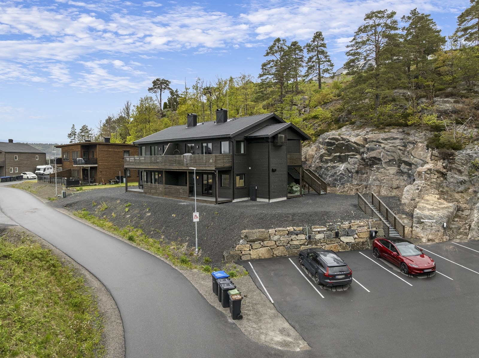 Det medfølger to parkeringsplasser til leiligheten på felles parkeringsplass. Det er tilrettelagt for el-billader. Galleribilde