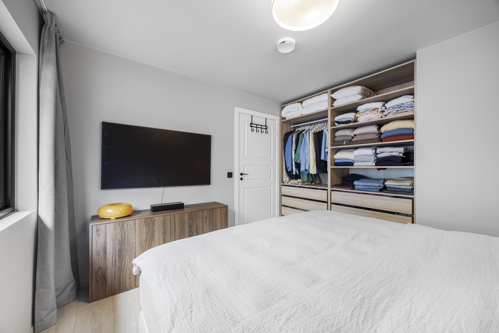 Garderobe gir romslig oppbevaringsplass. Galleribilde
