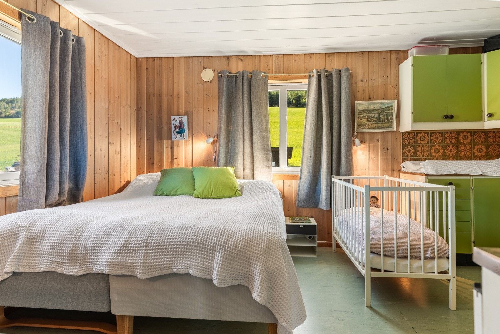 Dette rommet er beskrevet som kjøkken/soverom og gir fleksible bruksmuligheter. Galleribilde