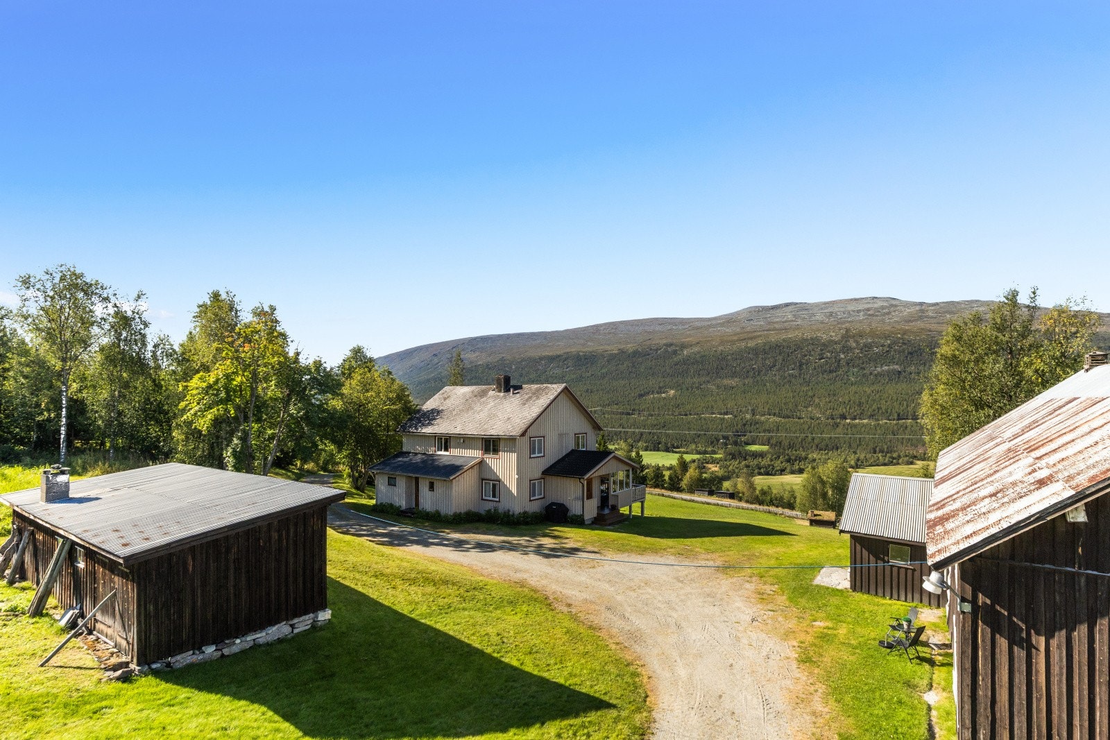 Tunet består av våningshus og frittstående drifts- og uthusbygninger. Galleribilde