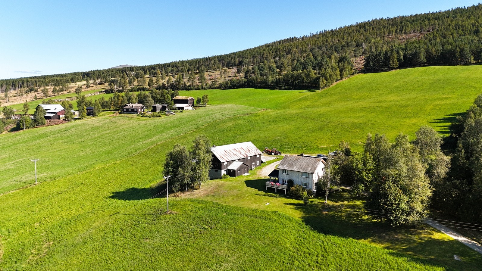 Eiendommen er konsesjonspliktig og ligger innenfor odelslovens virkeområde. Galleribilde