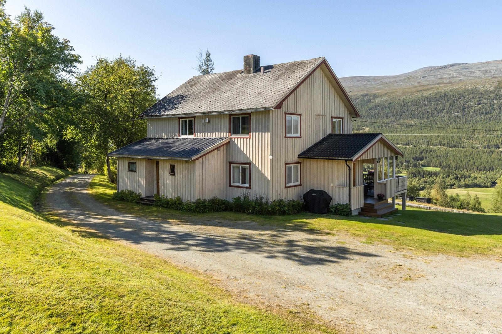Eiendommen har en romslig gårdsplass med gode parkeringsmuligheter. Galleribilde