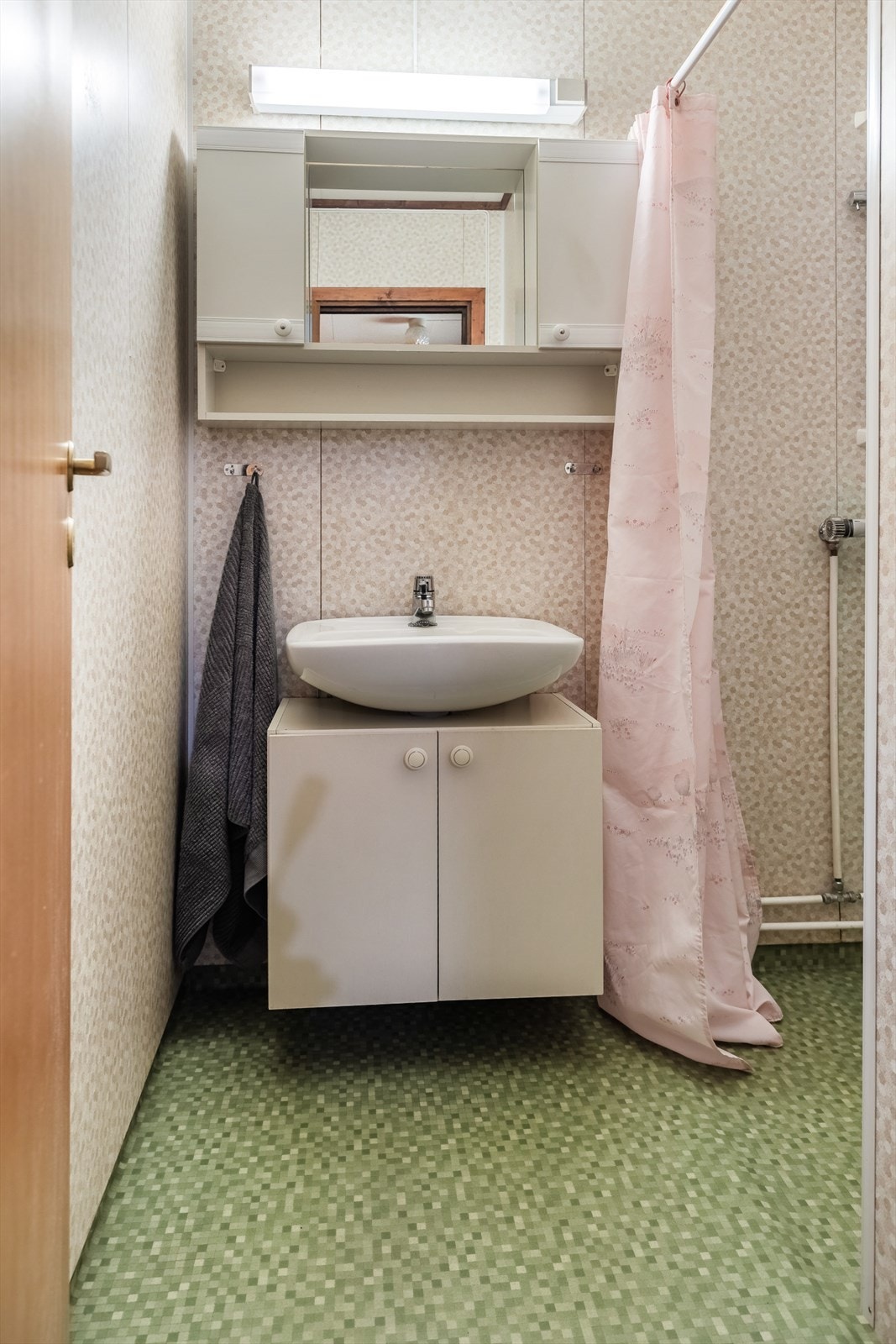 Det andre badet i etasjen har belegg på gulv og våtromsplater på vegg. Kostnader til oppgradering bør påregnes. Galleribilde