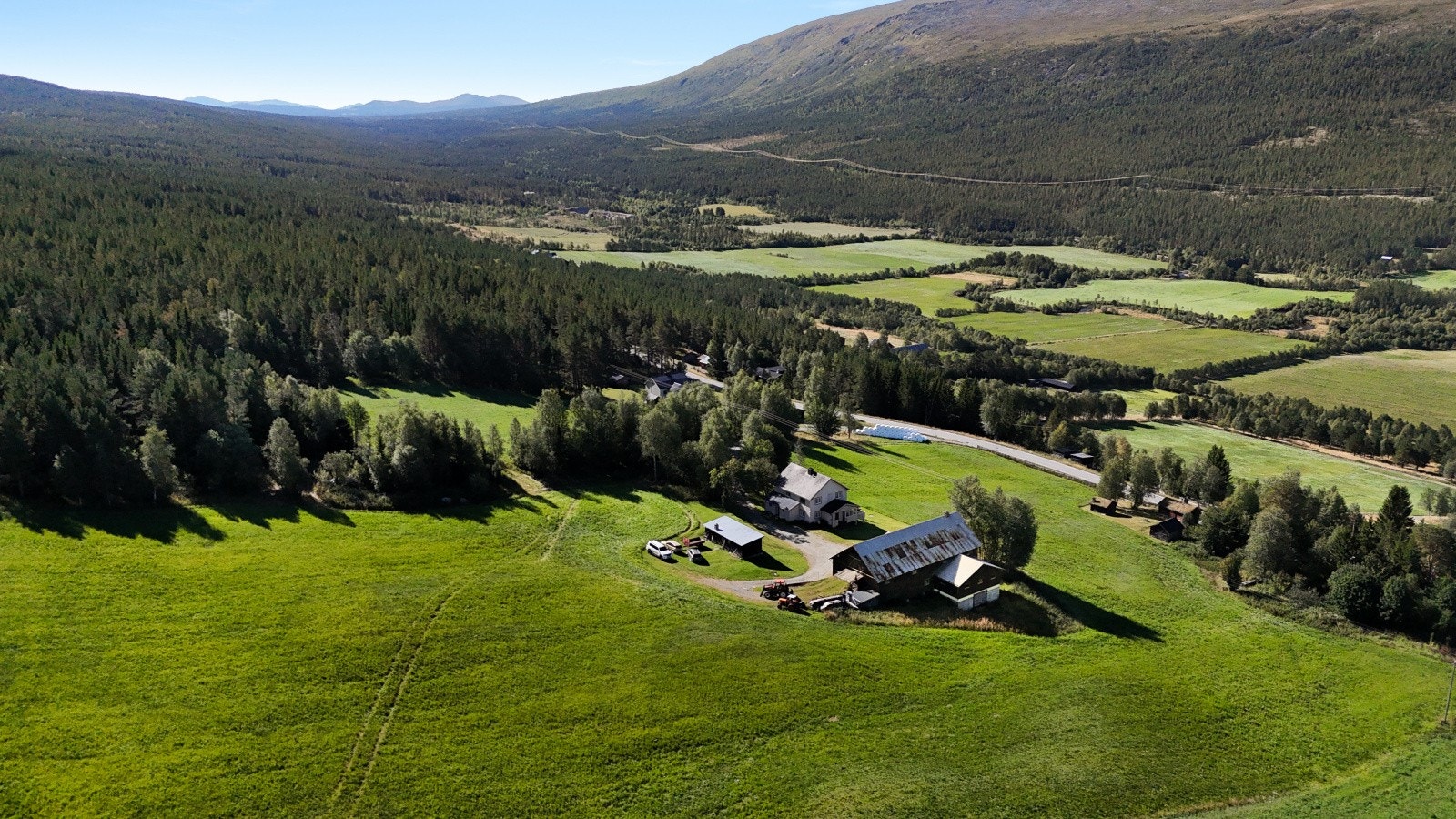 Området preges av landskap med spredt boligbebyggelse og gårdsbruk. Velkommen! Galleribilde