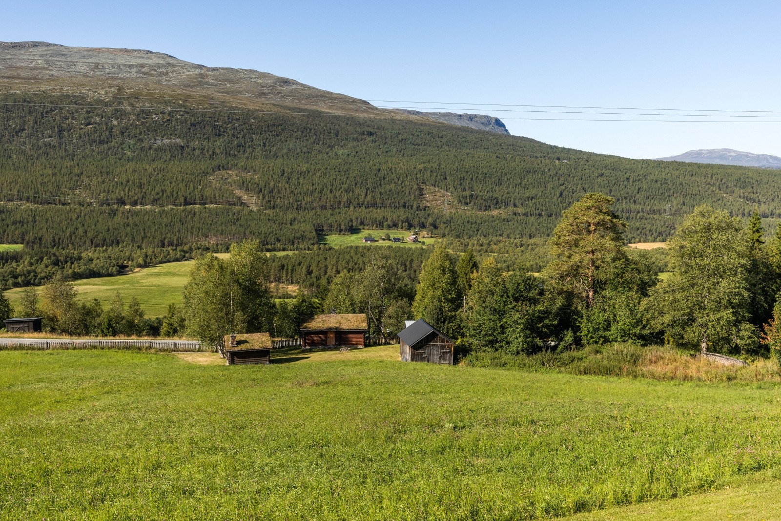 På eiendommen står også en laftet "gammel stugu", eldhus, et gammelt fjøs samt uthus. Galleribilde