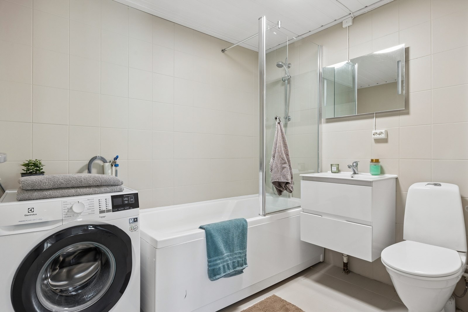 Det 5 kvm store badet har flislagte overflater. Badet ble oppgradert med ny innredning, servant og toalett i 2019. Øvrig innredning består av speil med integrert lys og badekar. Vegger og gulv ble malt i 2026. Galleribilde