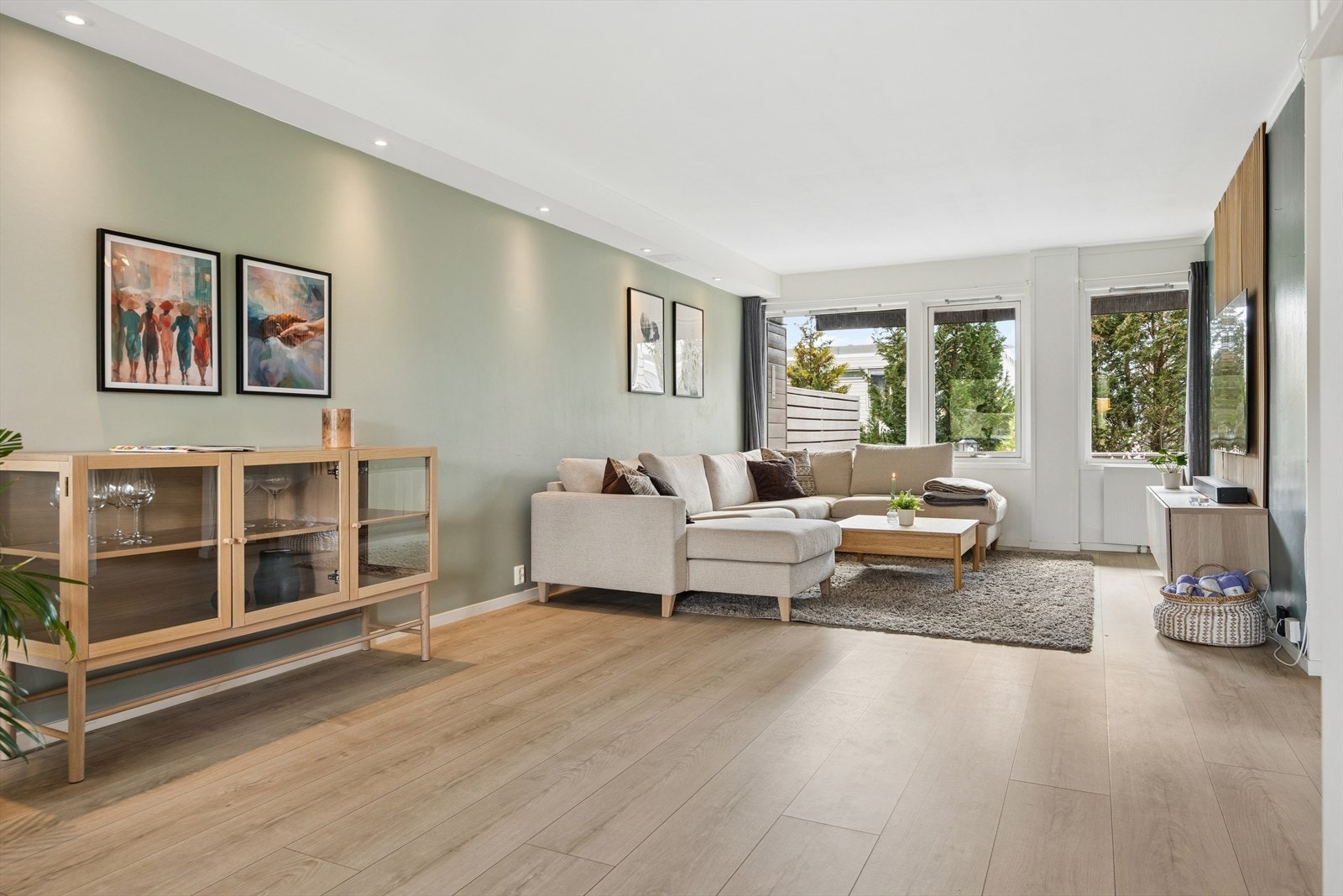 Interiøret fremstår moderne med 1-stavs gulv, behagelige fargevalg og downlights. Galleribilde