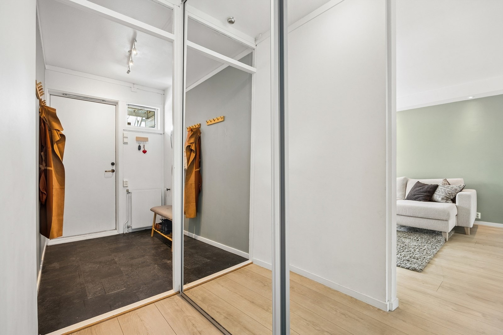 I forlengelse av entréen er det etablert en praktisk skyvedørsgarderobe med ytterligere oppbevaringsmuligheter. Galleribilde