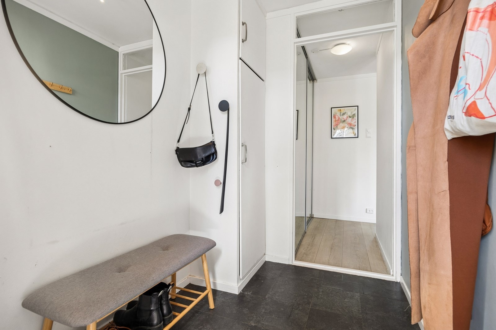 Innenfor døra blir man møtt av romslig entré med god plass til å henge fra seg ytterbekledningen og sette fra seg skotøyet. Galleribilde