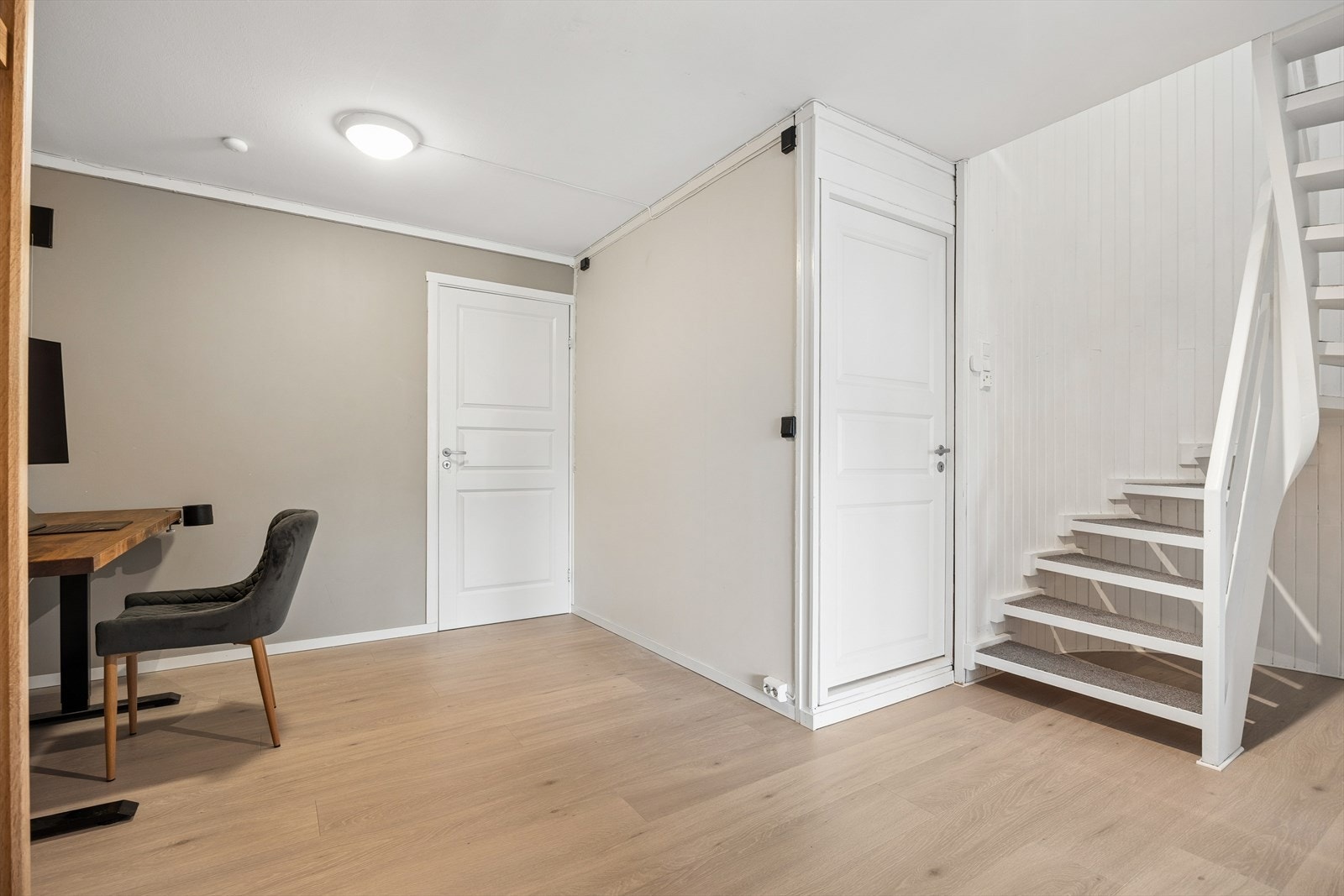 I underetasjen leder trappen ned til et romslig areal med adkomst til bad, bod og to soverom. Galleribilde
