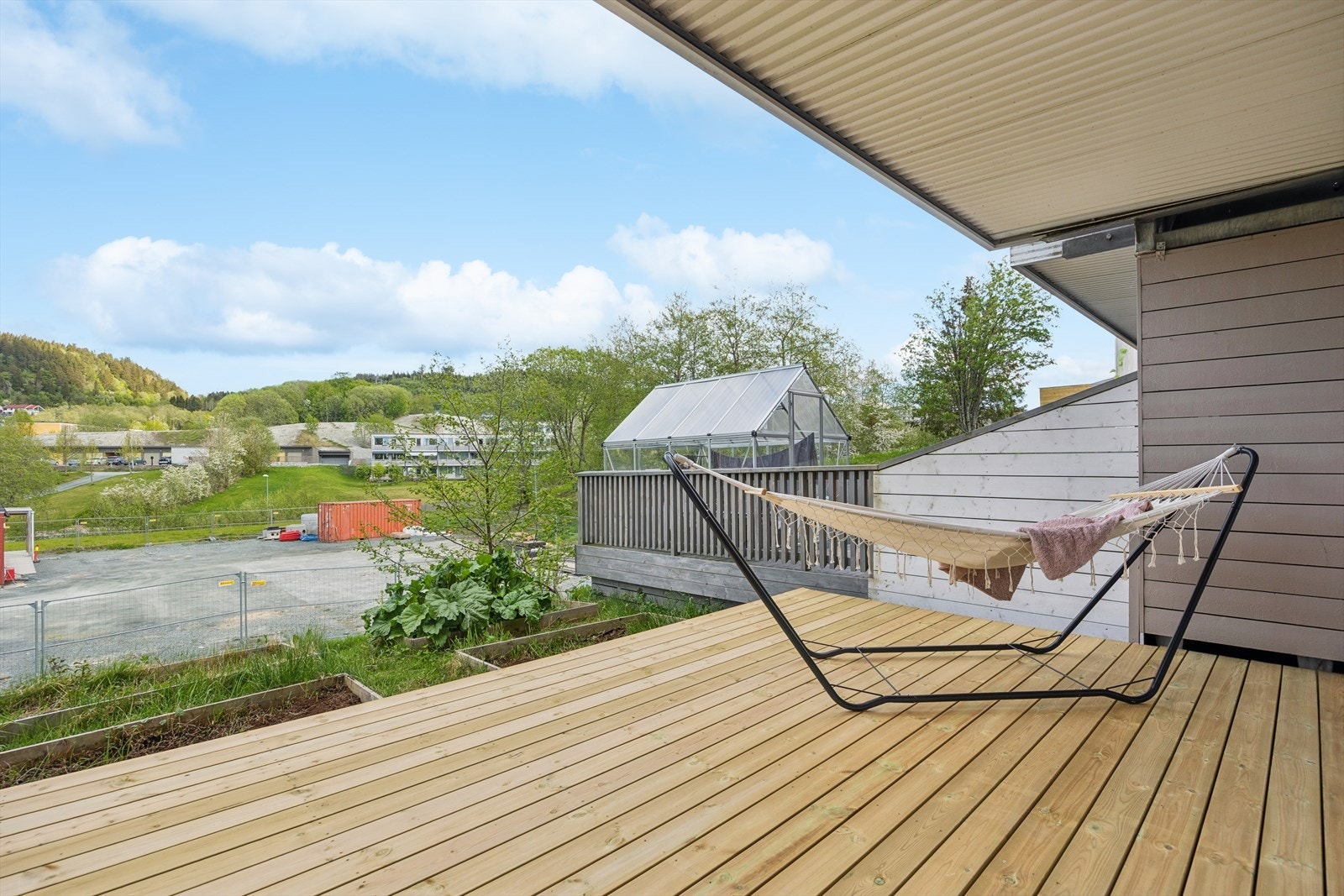 På motsatt side finner man to uteplasser mot øst; en balkong med flott utsikt mot Estenstadmarka, samt en terrasse med adkomst til hageflekk. Galleribilde