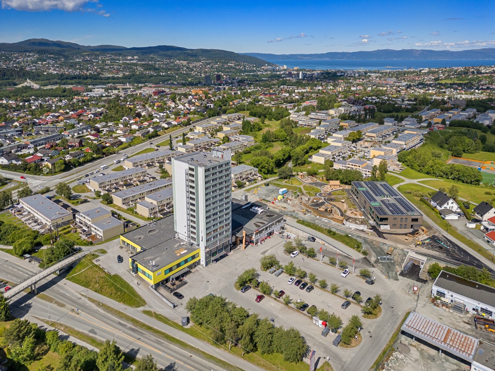 Risvollan senter er et naturlig knutepunkt, hvor man blant annet finner Coop Extra, legesenter og tannklinikk. Galleribilde