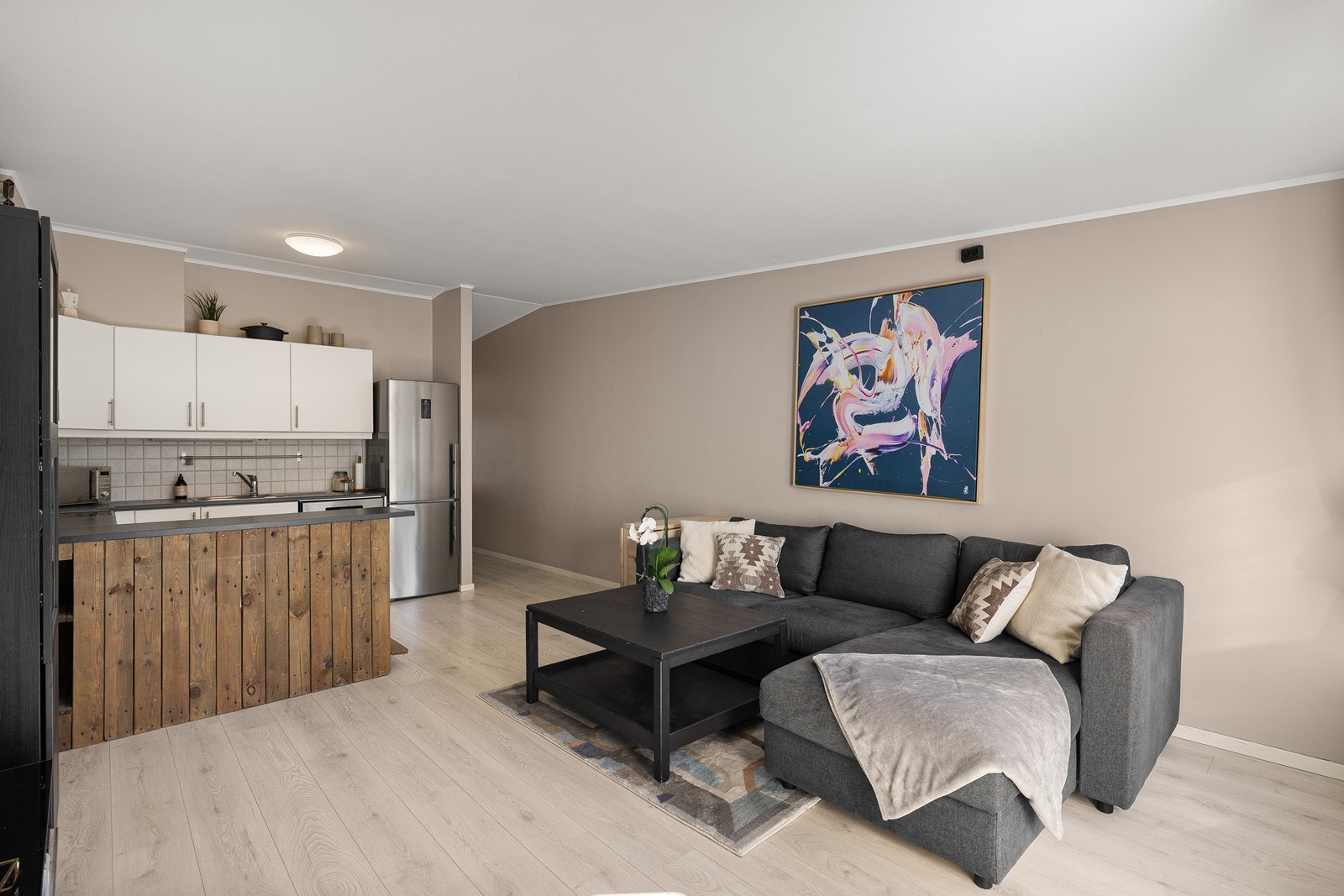I stuen er det plass til sofaseksjon og tv-møbel, samt spiseplass. Galleribilde