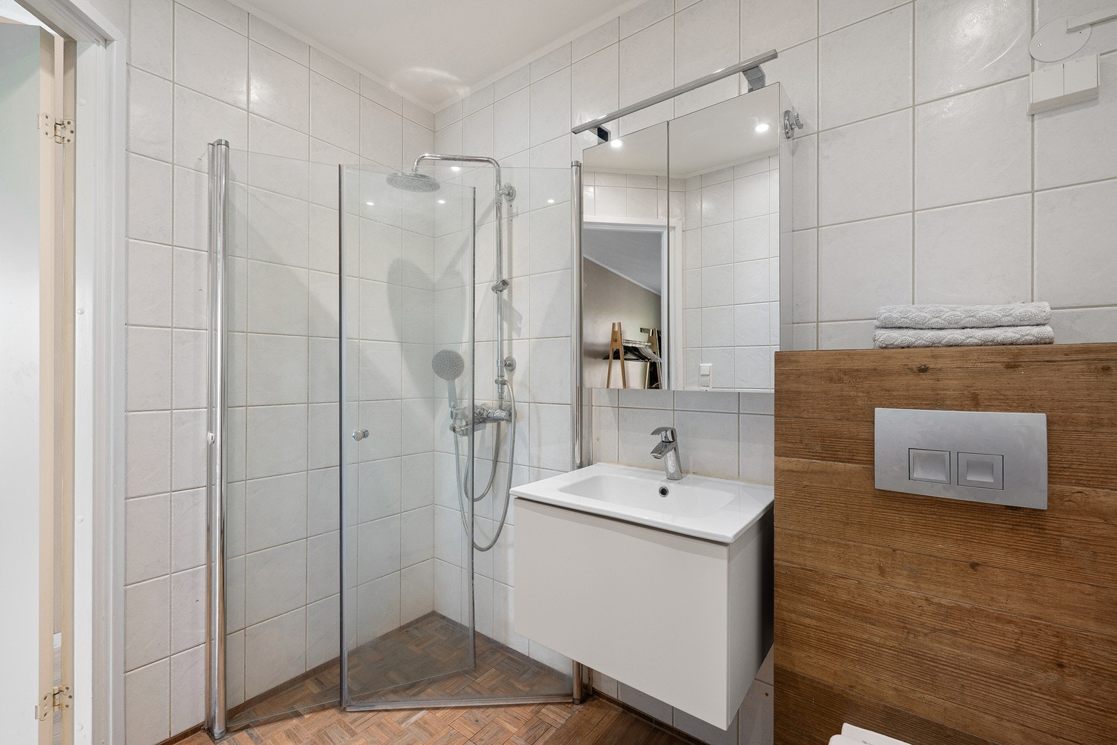 I tillegg er det opplegg for vaskemaskin og det er tilkoblet et vannklosett. Badet har mekanisk avtrekk. Galleribilde