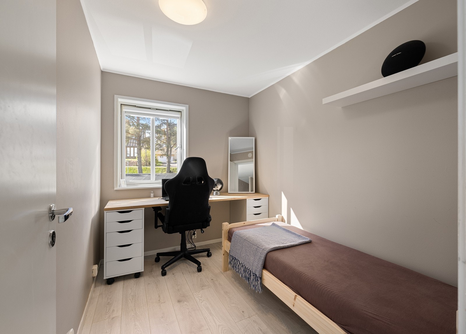 Soverom nr. 2 fungerer ypperlig som barnerom, gjesterom eller kontor - her er mulighetene mange. Rommet har plass til seng, nattbord, garderobeløsning og evt. skrivebord. Galleribilde