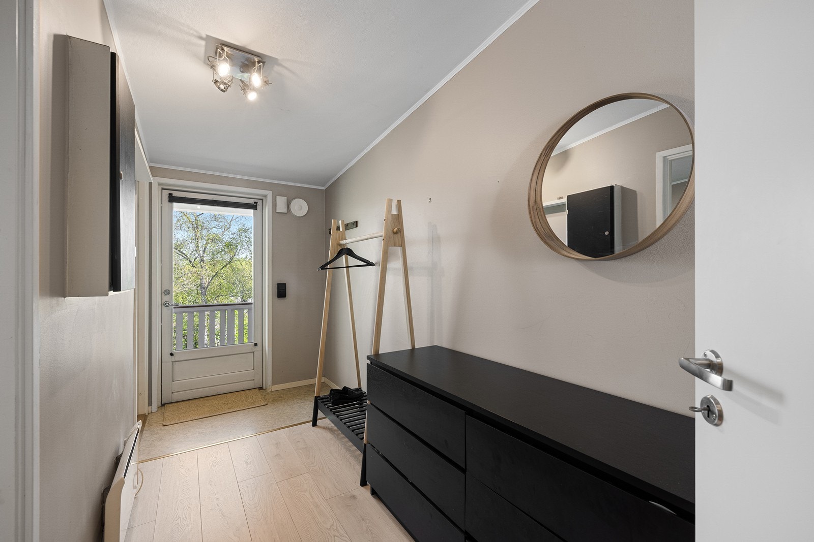 I entréen er det plass til å henge fra seg yttertøy, samt sette fra seg sko. Det er plass til garderobeskap. Galleribilde
