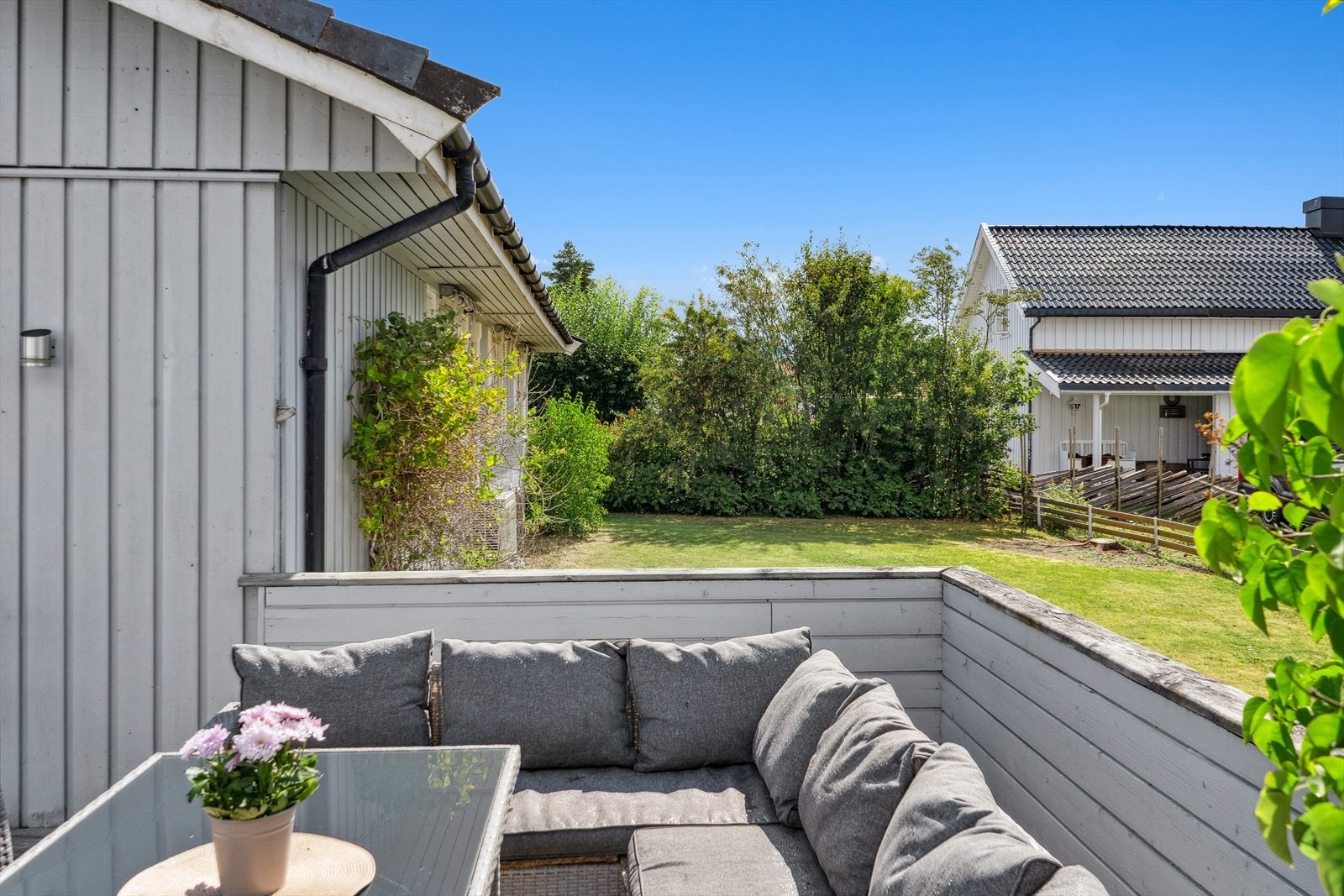 Terrassen har god plass til både hagemøbler og grill. Galleribilde