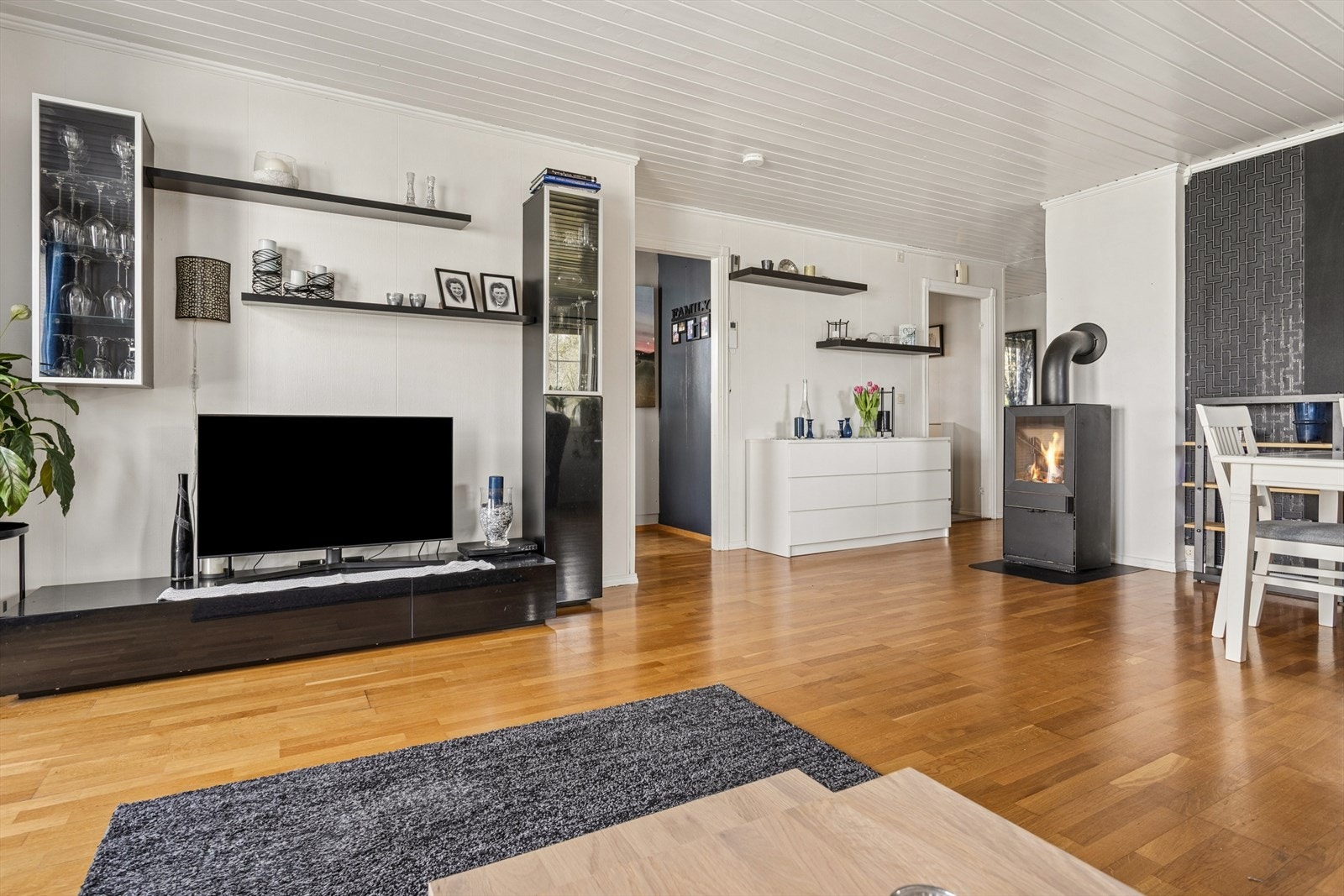 Her er det montert en peisovn fra 2024 for hygge og varme på kalde dager. Galleribilde