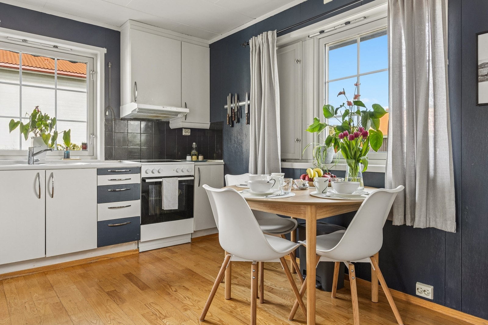 Innredning fra byggeår med slette fronter, laminert benkeplate med nedfelt 1½ oppvaskkum og ett-greps kran. Galleribilde