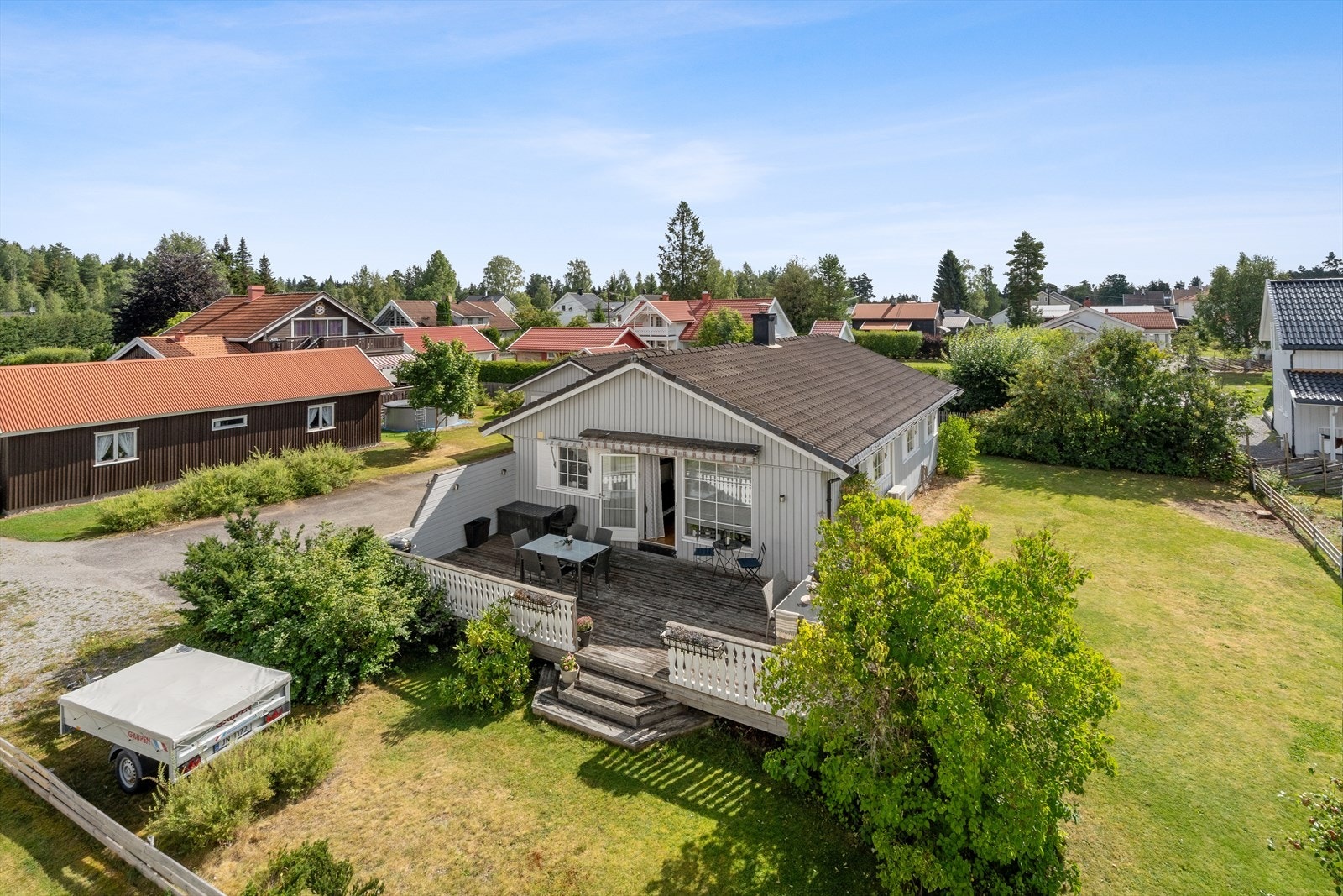 Enebolig fra 1989 med alt på ett plan, dobbelgarasje, samt en stor, syd-vestvendt terrasse på ca. 44 m². Galleribilde