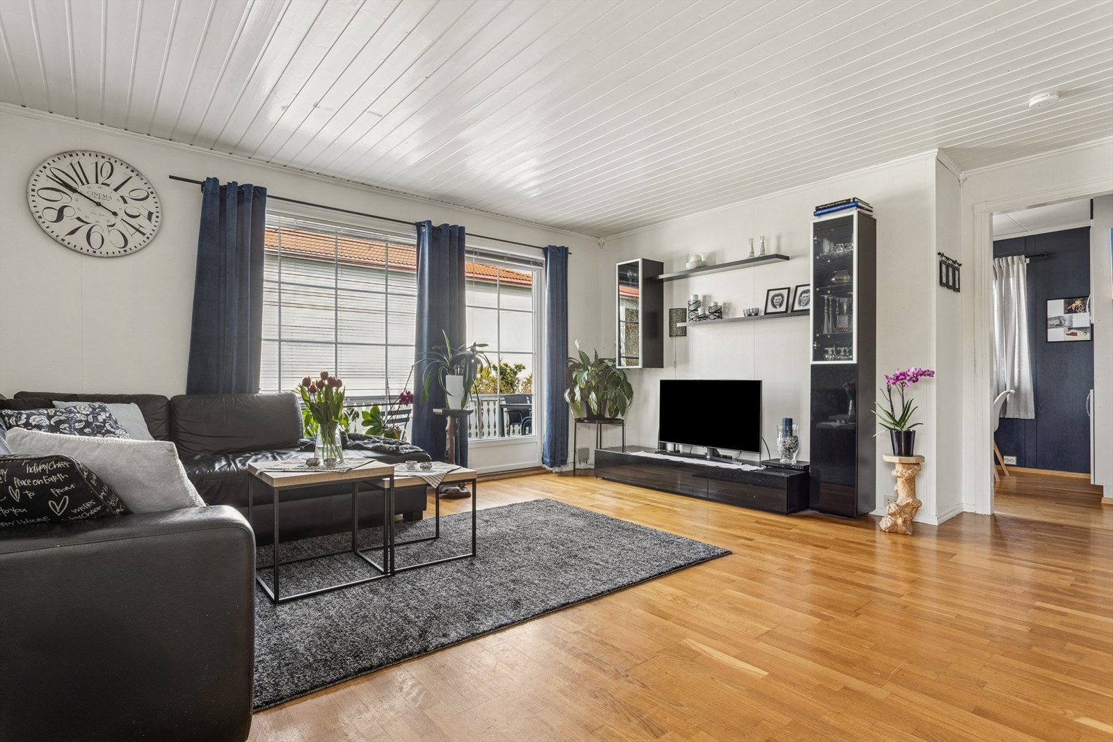 Det er flere store vindusflater som slipper inn mye naturlig lys og skaper en god atmosfære i rommet. Galleribilde