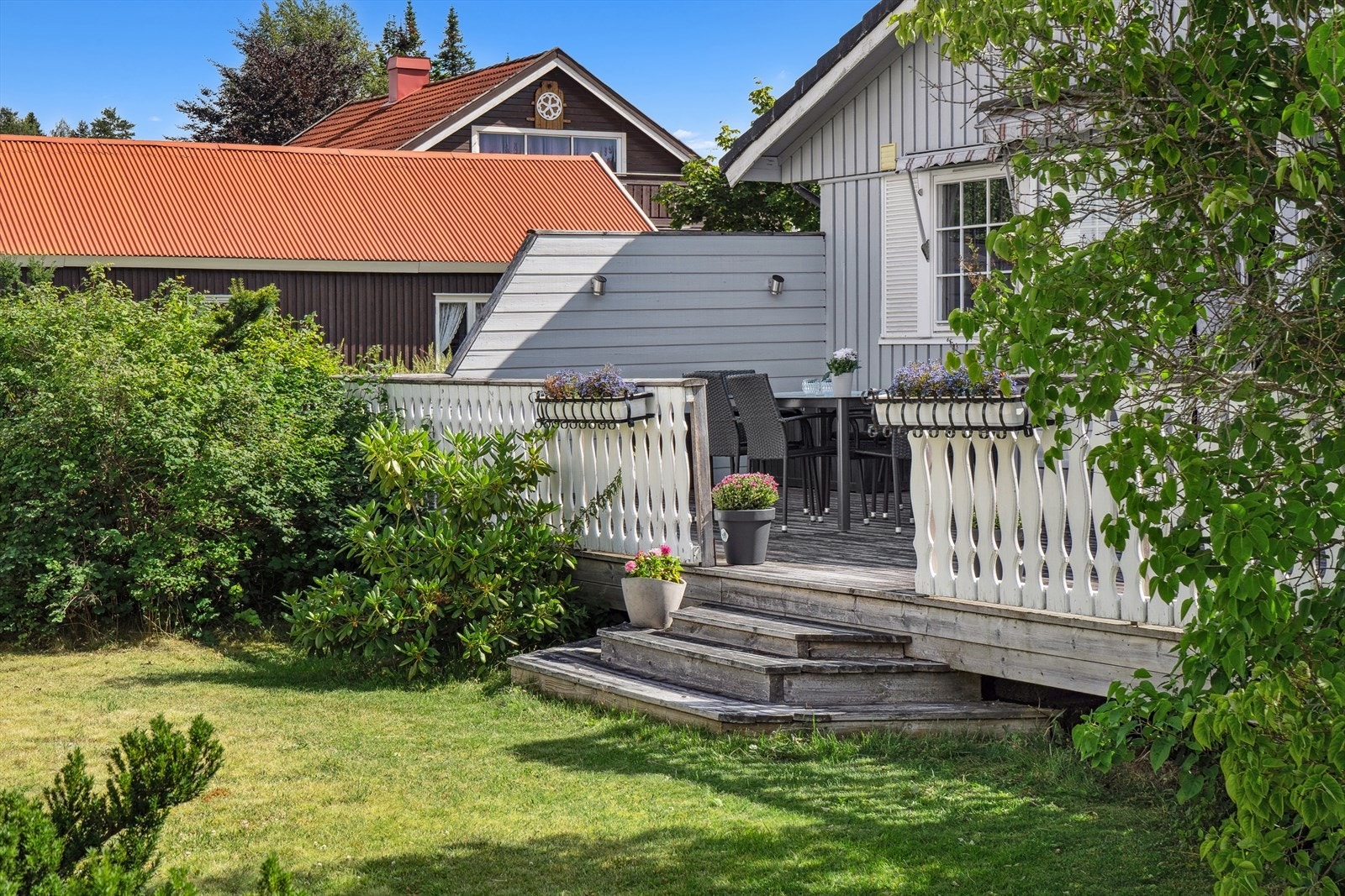 Terrassen fungerer som en forlengelse av stuen på varme sommerdager. Galleribilde
