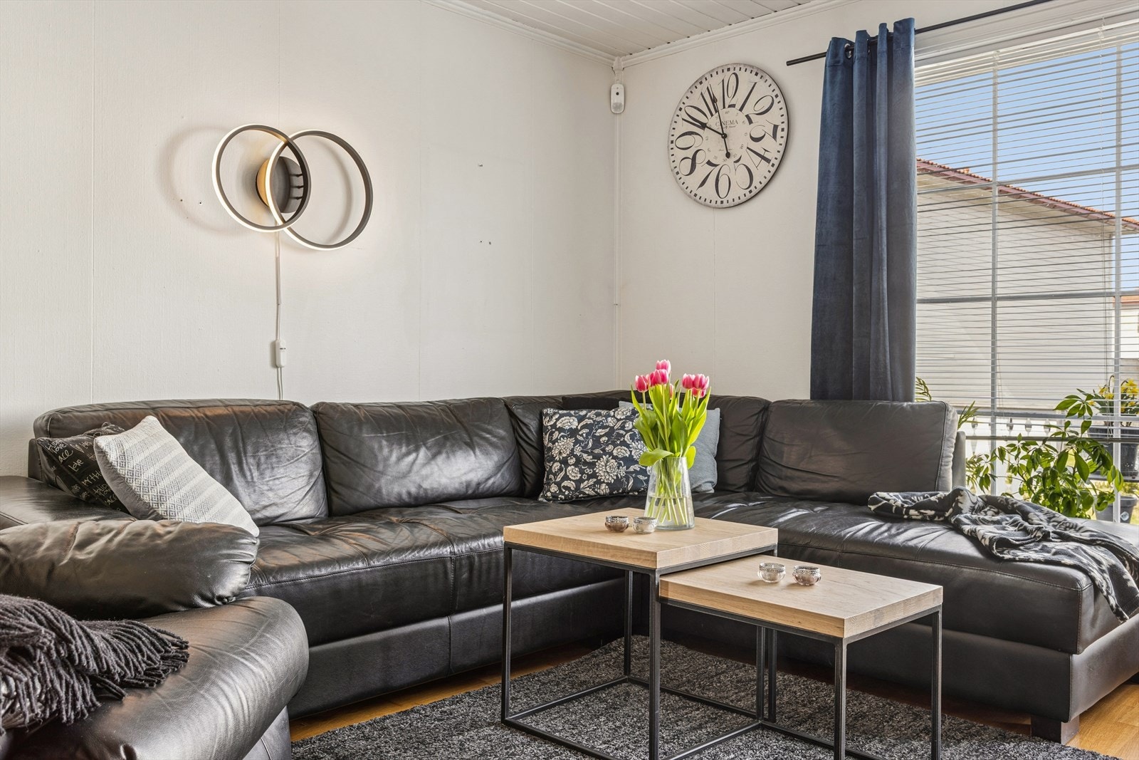 Her er det parkett på gulv, veggeplater, samt malt panel i tak som sørger for en fin ramme av stuen. Galleribilde