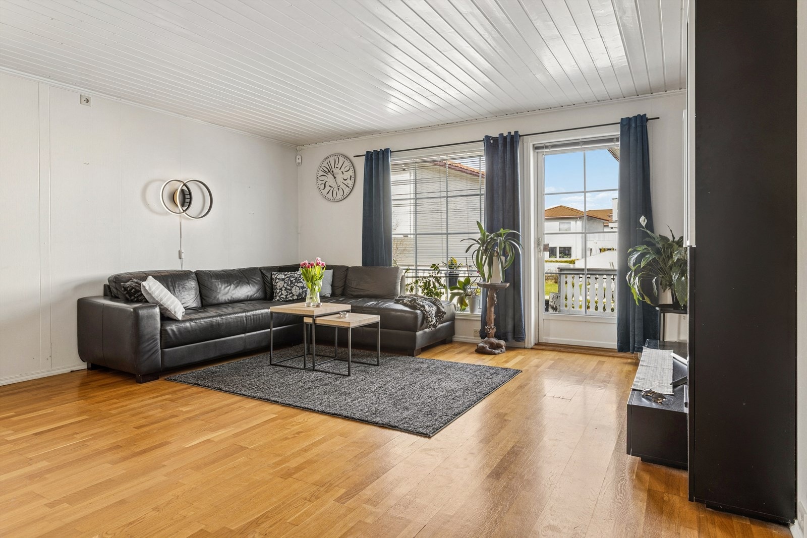 Herfra er det utgang til en stor, syd-vestvendt terrasse. Galleribilde