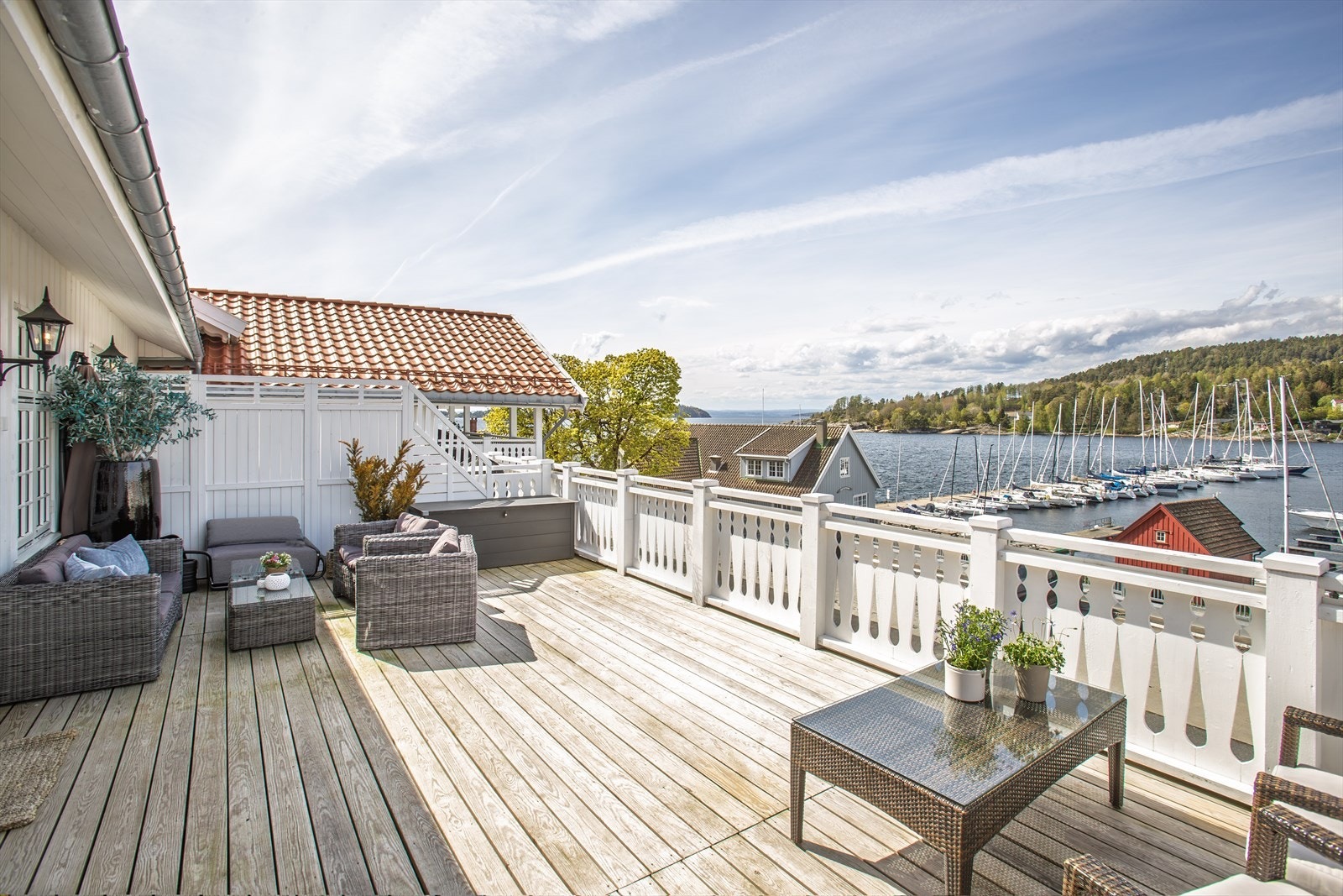 Stor, romslig veranda, med nydelig vestvent utsikt. Galleribilde
