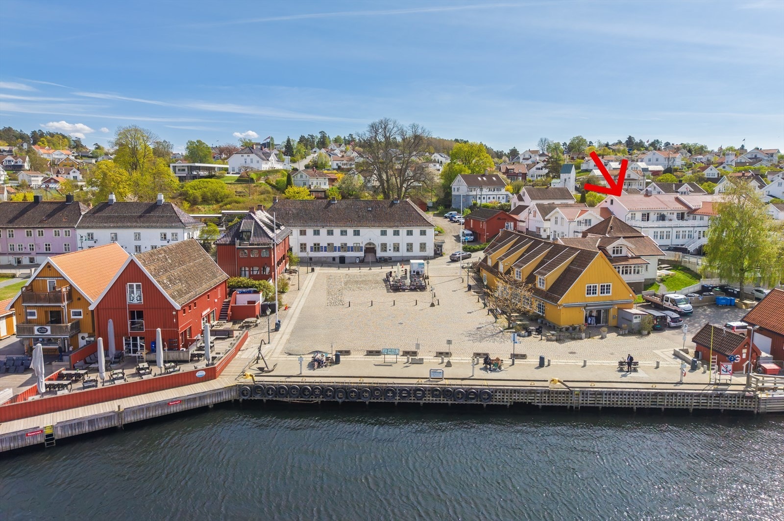 Torget i Son. Galleribilde