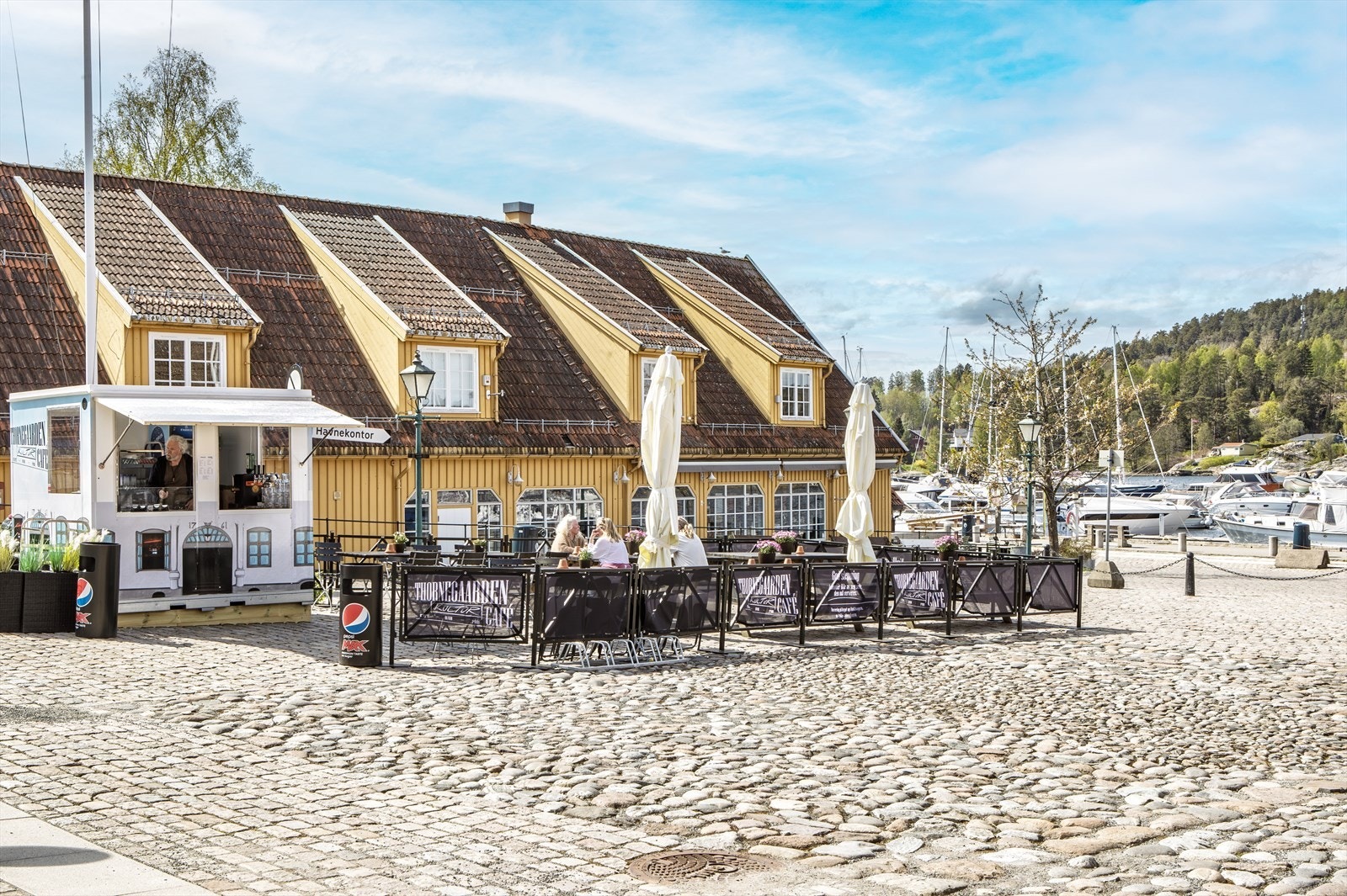 Torget i Son. Galleribilde