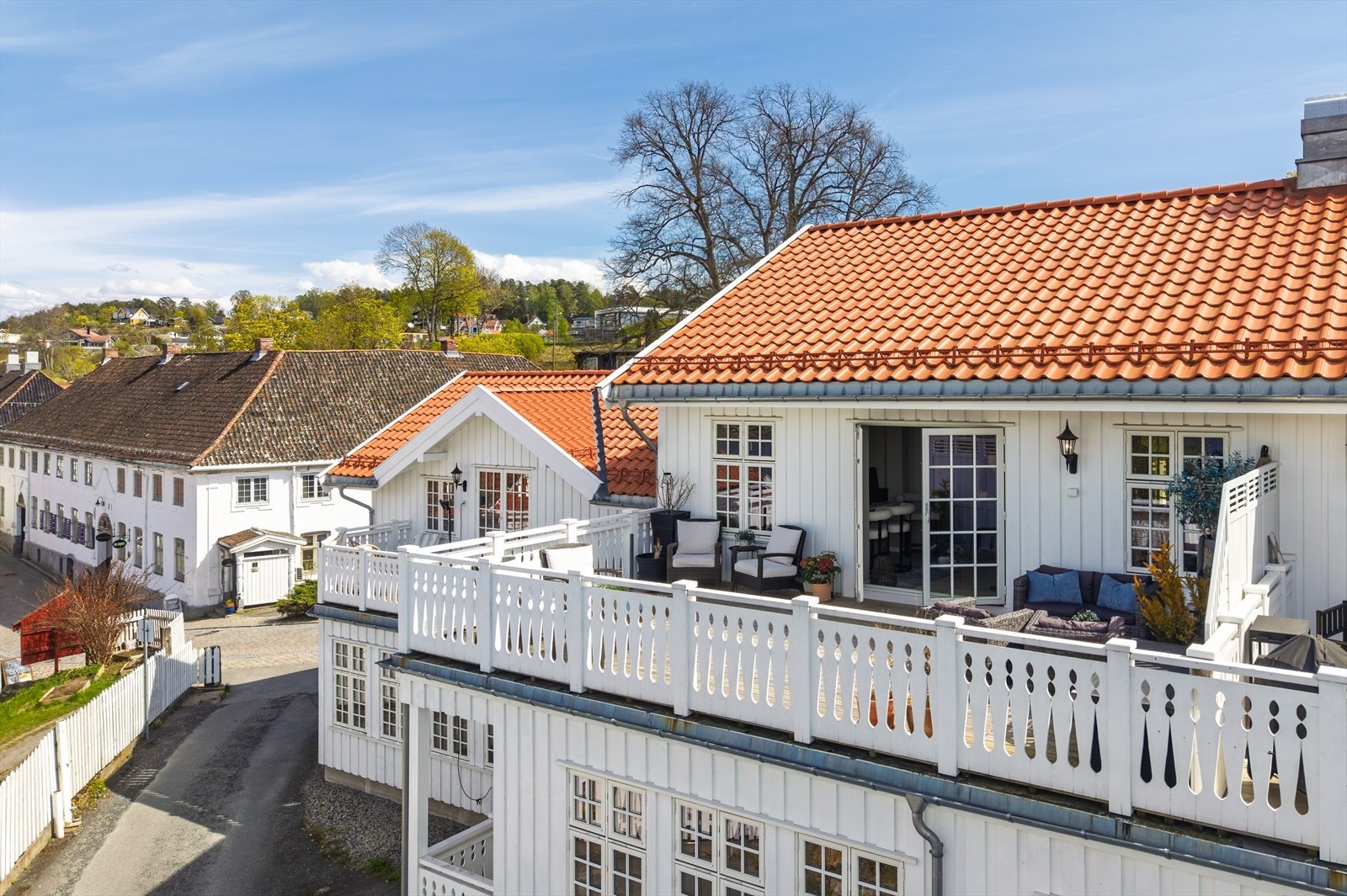 Verandaen ligger på enden, adskilt fra naboen med skillevegg. Galleribilde