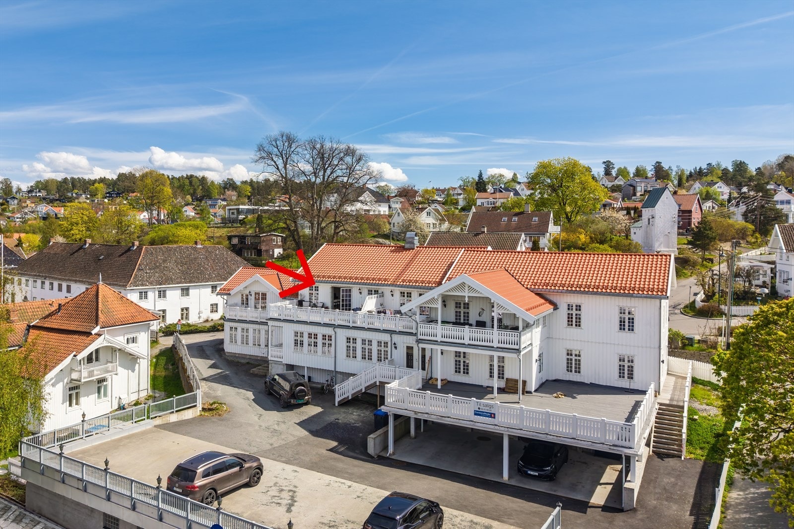 Aktuell leilighet markert med pil. Galleribilde
