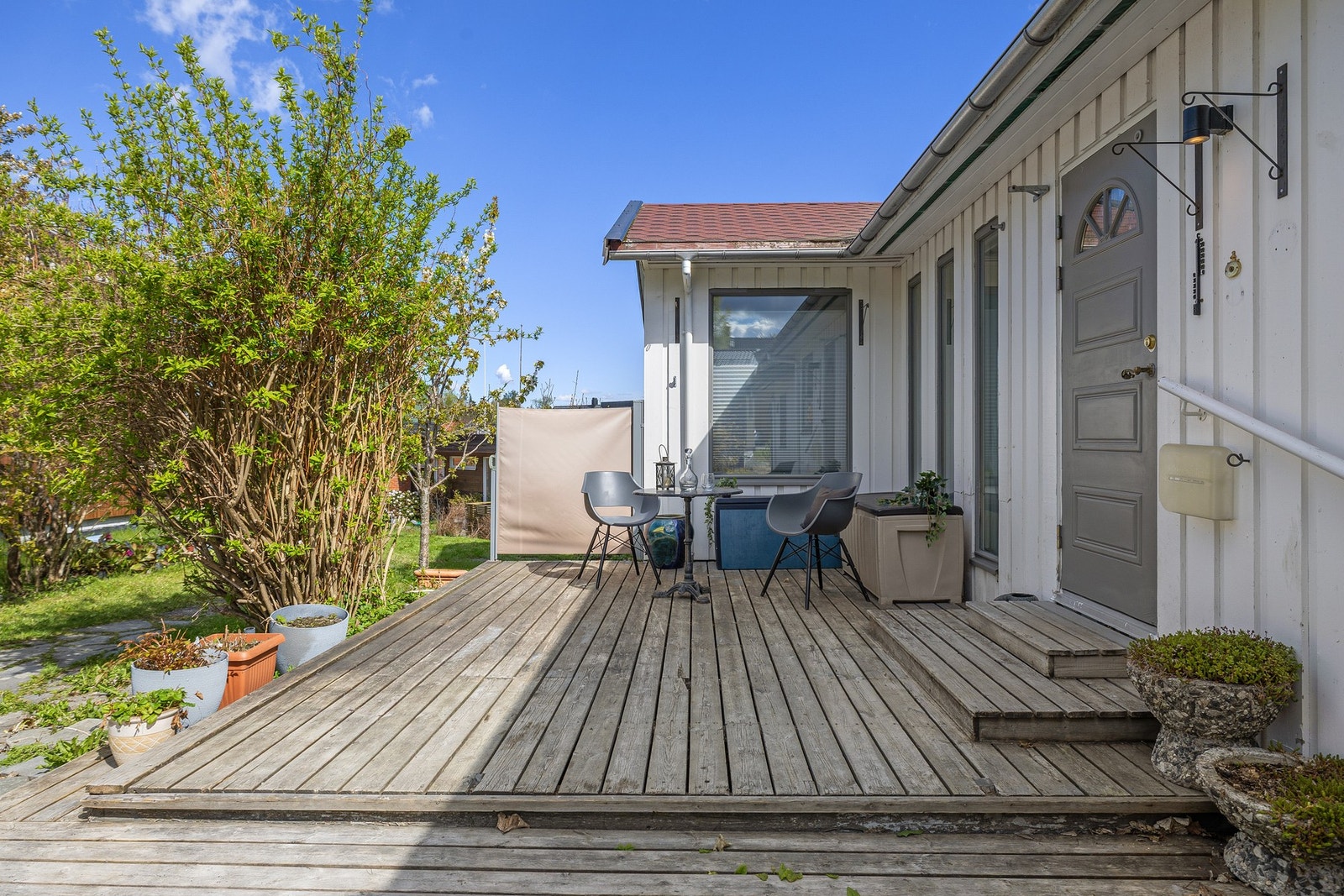 Terrasse ved inngangspartiet på 17 kvm. Galleribilde