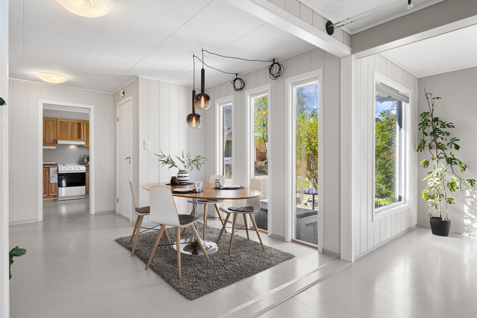 Stuen er gjennomlys med store vindusflater på flere sider av rommet. Galleribilde